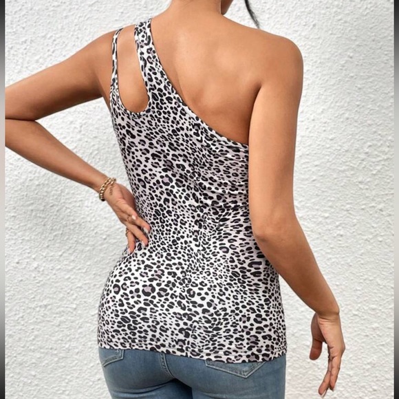 Leopard print one shoulder cutout blouse - Picture 2 of 6